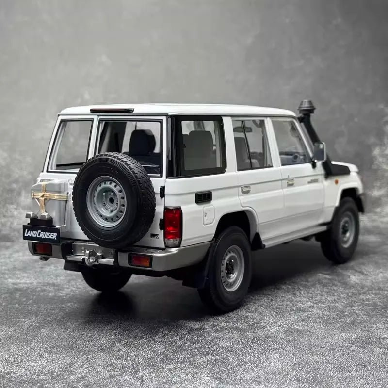 [Almost Real] 1:18 Toyota 2017 Land Cruiser 76 Series White Model Car Die-Cast