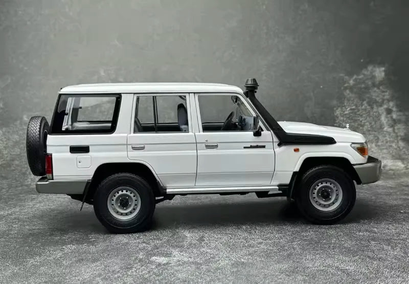[Almost Real] 1:18 Toyota 2017 Land Cruiser 76 Series White Model Car Die-Cast