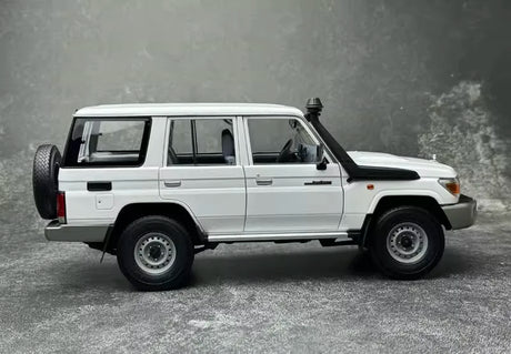[Almost Real] 1:18 Toyota 2017 Land Cruiser 76 Series White Model Car Die-Cast