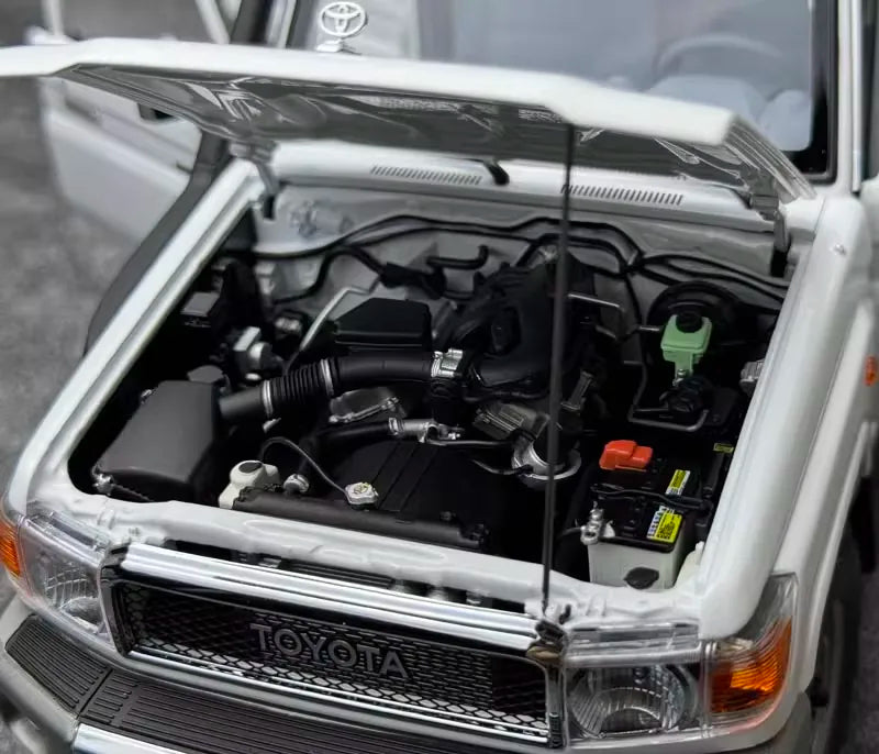 [Almost Real] 1:18 Toyota 2017 Land Cruiser 76 Series White Model Car Die-Cast