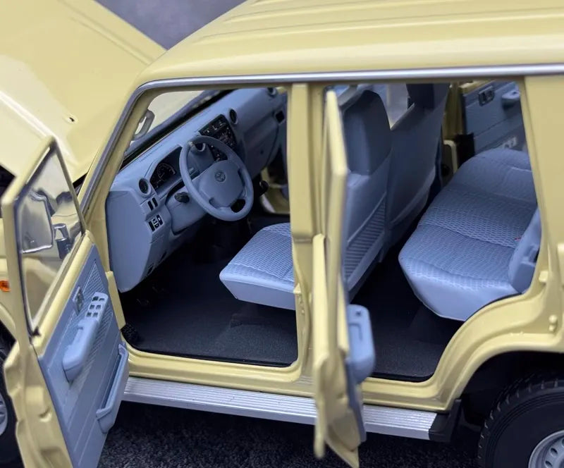 [Almost Real] 1:18 Toyota 2017 Land Cruiser 76 Series Yellow Model Car Die-Cast