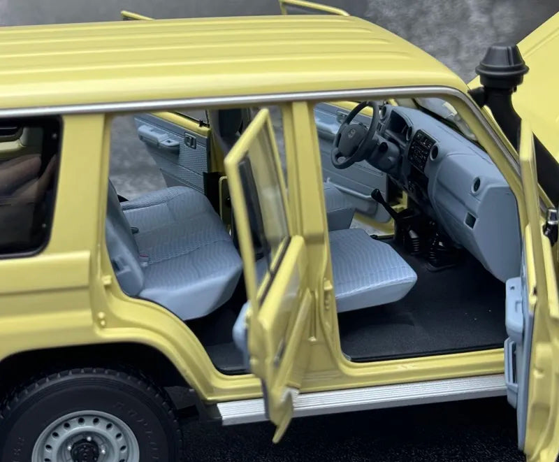 [Almost Real] 1:18 Toyota 2017 Land Cruiser 76 Series Yellow Model Car Die-Cast