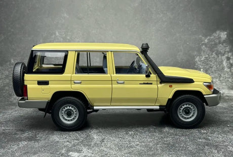 [Almost Real] 1:18 Toyota 2017 Land Cruiser 76 Series Yellow Model Car Die-Cast