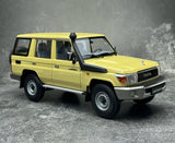 [Almost Real] 1:18 Toyota 2017 Land Cruiser 76 Series geel modelauto Die-Cast