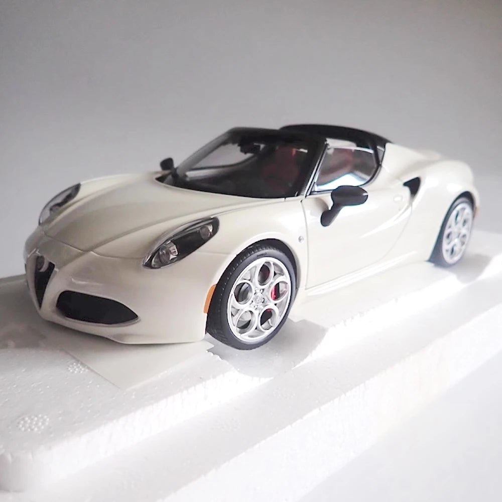[AutoArt] 1:18 Alfa Romeo 2015 4C Spider White Model Car Die-Cast
