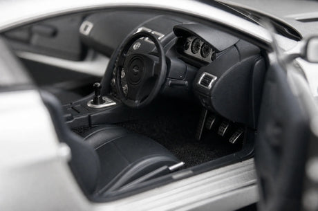 AutoArt Aston Martin 2005 V8 Vantage Silver 1:18 – Verzamelobjecten van gegoten gietijzer