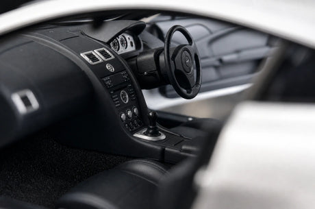 AutoArt Aston Martin 2005 V8 Vantage Silver 1:18 – Verzamelobjecten van gegoten gietijzer