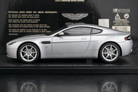 AutoArt Aston Martin 2005 V8 Vantage Silver 1:18 – Verzamelobjecten van gegoten gietijzer