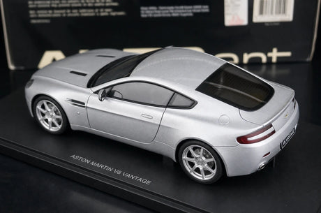 AutoArt Aston Martin 2005 V8 Vantage Silver 1:18 – Verzamelobjecten van gegoten gietijzer
