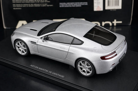 AutoArt Aston Martin 2005 V8 Vantage Silver 1:18 – Verzamelobjecten van gegoten gietijzer
