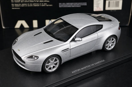 AutoArt Aston Martin 2005 V8 Vantage Silver 1:18 – Verzamelobjecten van gegoten gietijzer