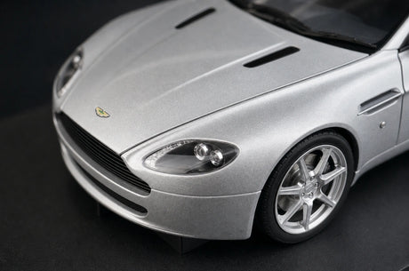 AutoArt Aston Martin 2005 V8 Vantage Silver 1:18 – Verzamelobjecten van gegoten gietijzer