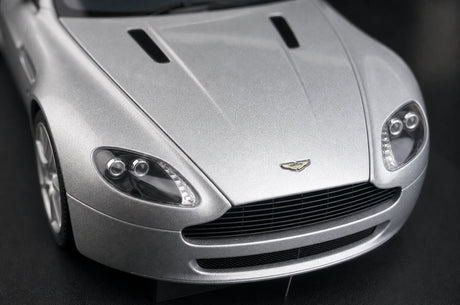 AutoArt Aston Martin 2005 V8 Vantage Silver 1:18 – Verzamelobjecten van gegoten gietijzer