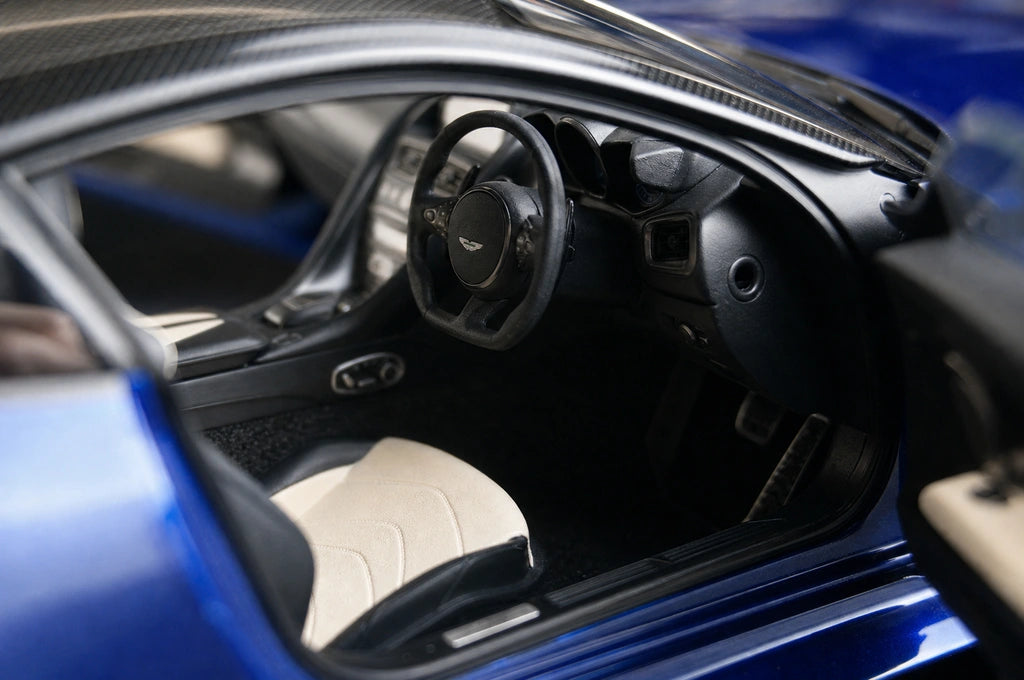 AutoArt Aston Martin 2008 DBS بلو 1:18 – نموذج معدني قابل للجمع من القالب المصبوب
