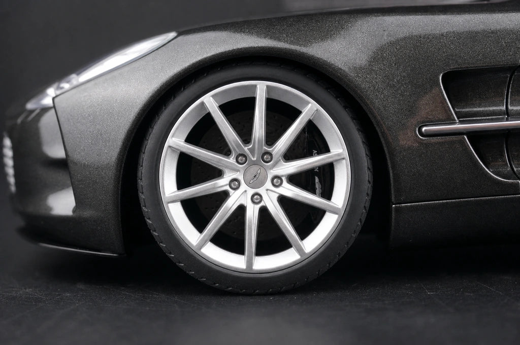 AutoArt Aston Martin 2009 One-77 آيرون جراي 1:18 – نموذج معدني قابل للجمع مصبوب، مصبوب.