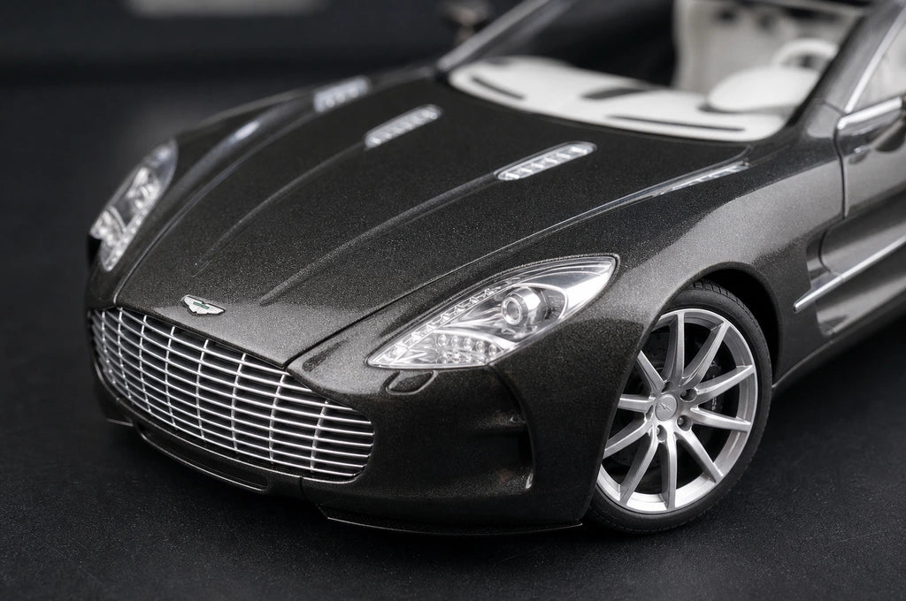 AutoArt Aston Martin 2009 One-77 آيرون جراي 1:18 – نموذج معدني قابل للجمع مصبوب، مصبوب.