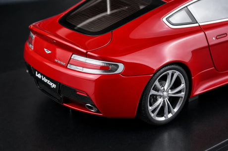 AutoArt Aston Martin 2009 V12 Vantage Red 1:18 – Verzamelobject gegoten model met gietijzer