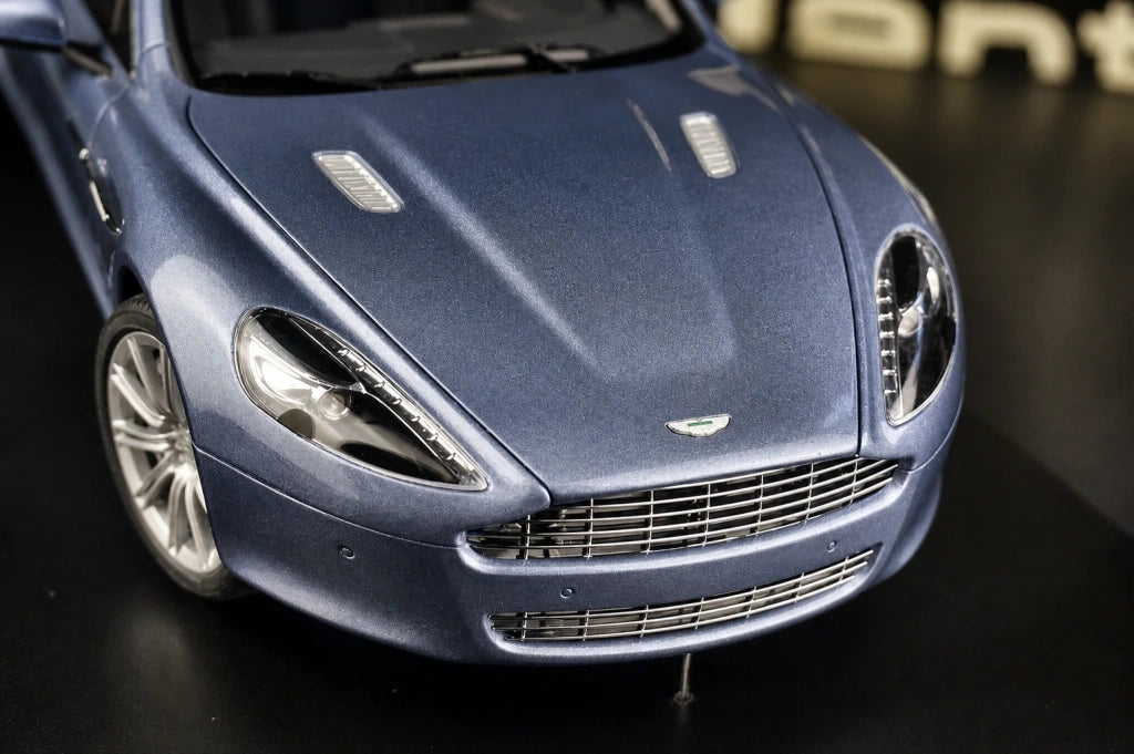 AutoArt Aston Martin 2010 رابيد سيلفر وبلو 1:18 – نموذج معدني قابل للجمع مصبوب، مصبوب.