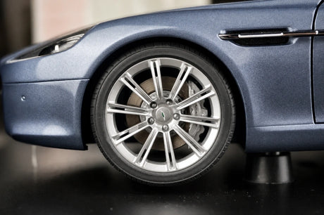 AutoArt Aston Martin 2010 Rapide zilver and blauw 1:18 – diecast verzamelmodel