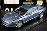 AutoArt Aston Martin 2010 رابيد سيلفر وبلو 1:18 – نموذج معدني قابل للجمع مصبوب، مصبوب.