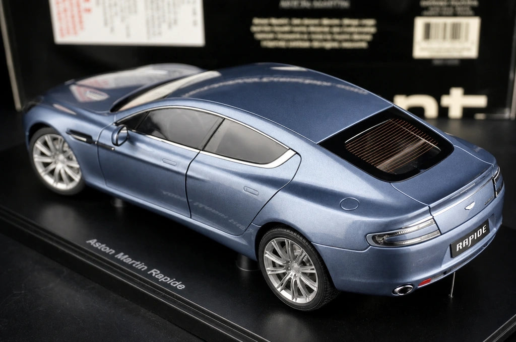 AutoArt Aston Martin 2010 رابيد سيلفر وبلو 1:18 – نموذج معدني قابل للجمع مصبوب، مصبوب.