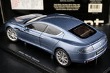 AutoArt Aston Martin 2010 رابيد سيلفر وبلو 1:18 – نموذج معدني قابل للجمع مصبوب، مصبوب.