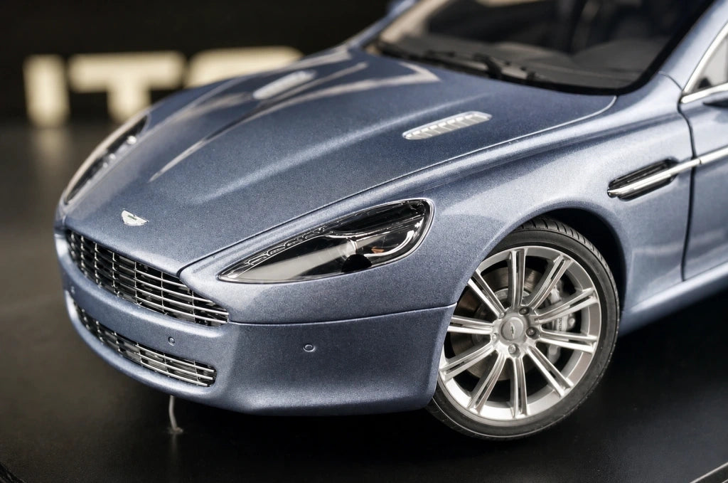 AutoArt Aston Martin 2010 رابيد سيلفر وبلو 1:18 – نموذج معدني قابل للجمع مصبوب، مصبوب.