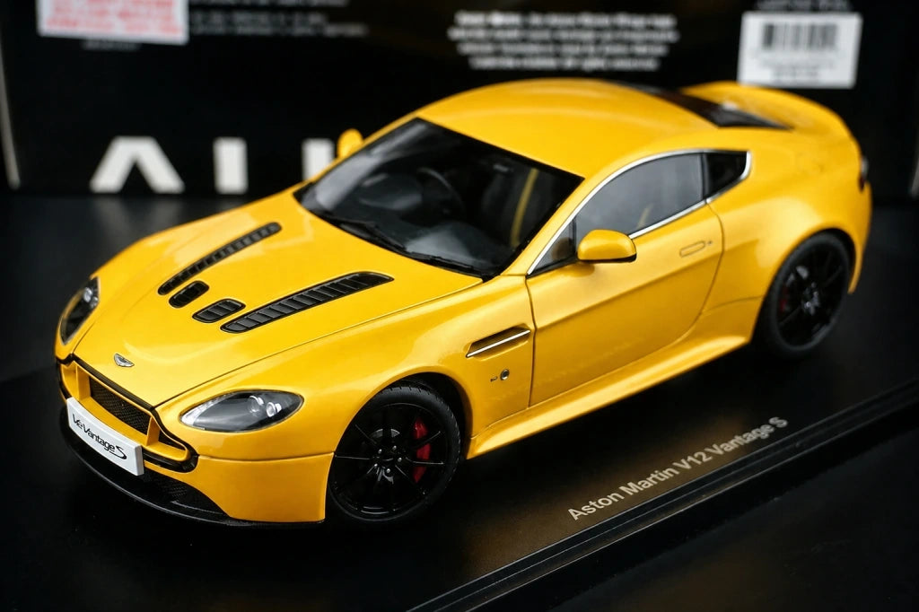 AutoArt Aston Martin 2013 V12 Vantage S Yellow 1:18 – Collectible Diecast Model Die-Cast