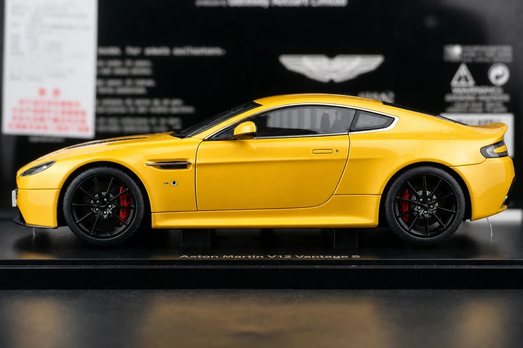 AutoArt Aston Martin 2013 V12 Vantage S Yellow 1:18 – Collectible Diecast Model Die-Cast