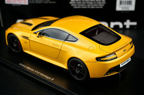 AutoArt Aston Martin 2013 V12 Vantage S geel 1:18 – diecast verzamelmodel
