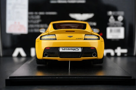 AutoArt Aston Martin 2013 V12 Vantage S geel 1:18 – diecast verzamelmodel