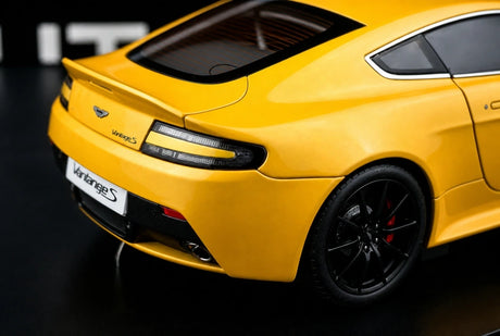 AutoArt Aston Martin 2013 V12 Vantage S geel 1:18 – diecast verzamelmodel