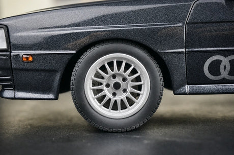 AutoArt Audi 1981 Quattro LWB zilver and grijs 1:18 – diecast verzamelmodel