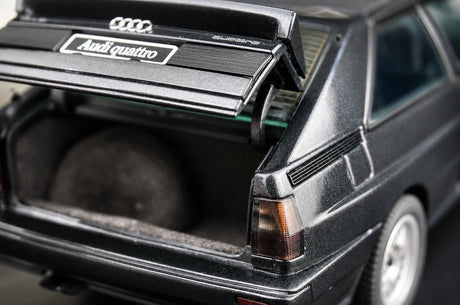 AutoArt Audi 1981 Quattro LWB zilver and grijs 1:18 – diecast verzamelmodel