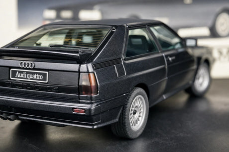 AutoArt Audi 1981 Quattro LWB zilver and grijs 1:18 – diecast verzamelmodel