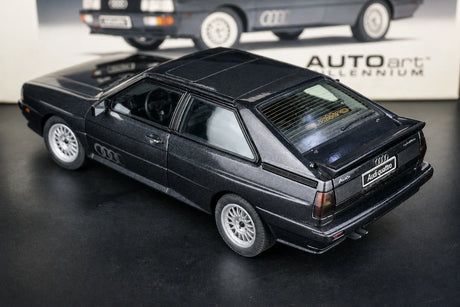 AutoArt Audi 1981 Quattro LWB zilver and grijs 1:18 – diecast verzamelmodel