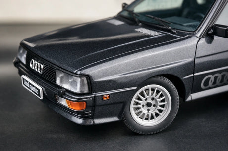 AutoArt Audi 1981 Quattro LWB zilver and grijs 1:18 – diecast verzamelmodel