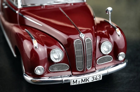 AutoArt BMW 1955 502 بورغوندي 1:18 – نموذج معدني قابل للجمع مصبوب.