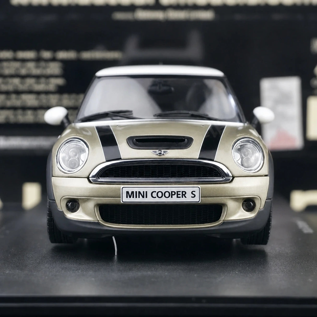 AutoArt BMW 2001 كوبر إس شامبانيا جولد 1:18 – نموذج معدني قابل للجمع مصبوب، قالب