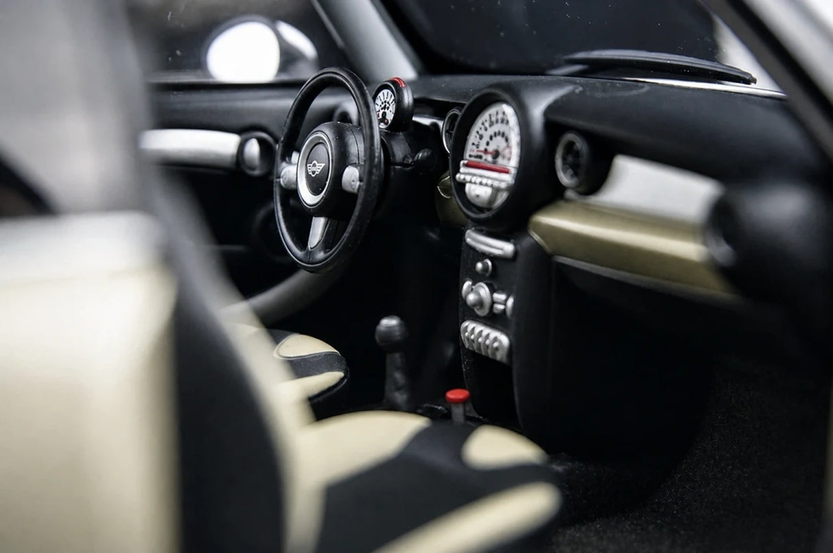 AutoArt BMW 2001 كوبر إس شامبانيا جولد 1:18 – نموذج معدني قابل للجمع مصبوب، قالب