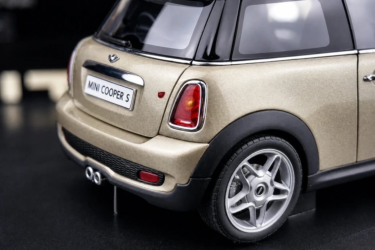AutoArt BMW 2001 كوبر إس شامبانيا جولد 1:18 – نموذج معدني قابل للجمع مصبوب، قالب