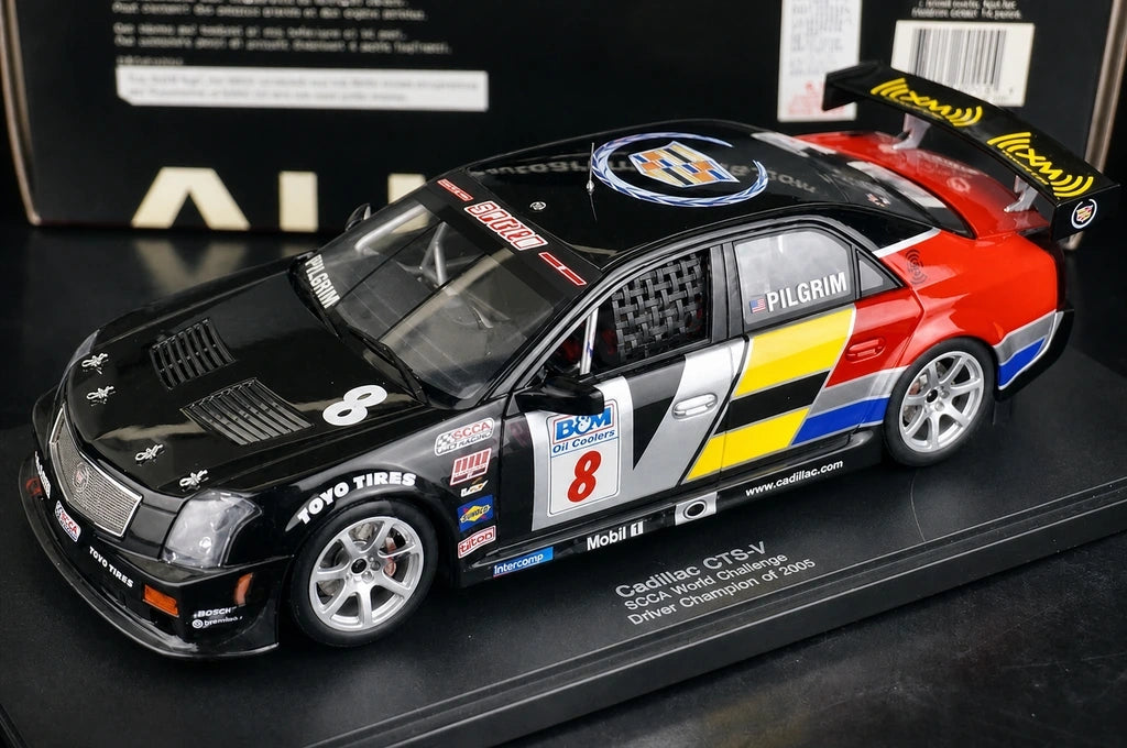Cadillac 2004 CTS-V SCCA #8 1:18 diecast verzamelmodel van AutoArt - aanzicht 2