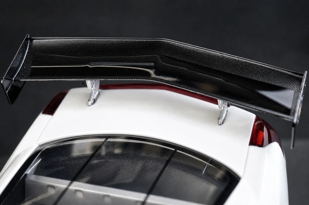 AutoArt Cadillac 2004 CTS-V Białoczerwony akcent 1:18 – Kolekcjonerski model odlewany