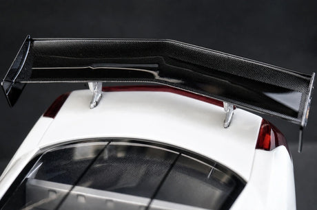 AutoArt Cadillac 2004 CTS-V Witte Rode Accent 1:18 – Verzamelobject gegoten model met gietijzer