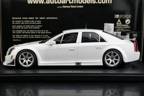 AutoArt Cadillac 2004 CTS-V Witte Rode Accent 1:18 – Verzamelobject gegoten model met gietijzer