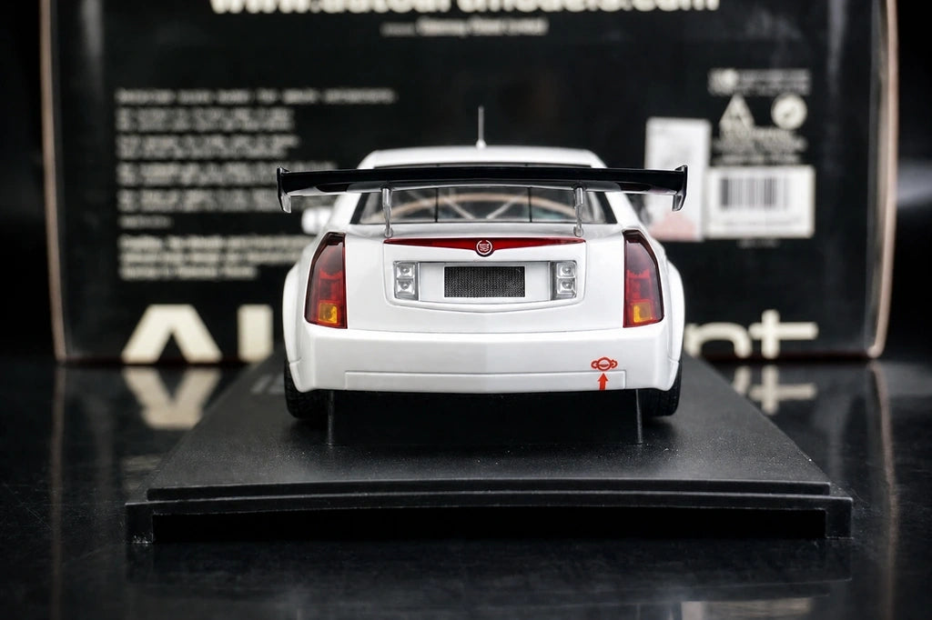 AutoArt Cadillac 2004 CTS-V Białoczerwony akcent 1:18 – Kolekcjonerski model odlewany