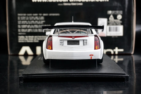 AutoArt Cadillac 2004 CTS-V Witte Rode Accent 1:18 – Verzamelobject gegoten model met gietijzer