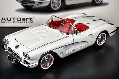 AutoArt شيفروليه 1958 كورفيت C1 وايت 1:18 – نموذج معدني قابل للجمع مصبوب.