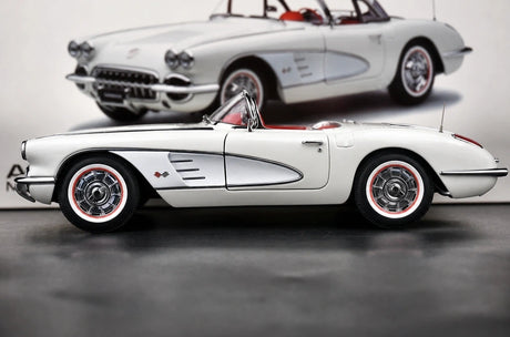 AutoArt شيفروليه 1958 كورفيت C1 وايت 1:18 – نموذج معدني قابل للجمع مصبوب.