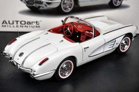 AutoArt شيفروليه 1958 كورفيت C1 وايت 1:18 – نموذج معدني قابل للجمع مصبوب.